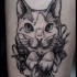 Novo estilo de escola detalha tatuagem de gato com medalha
