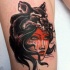 Neue Schule Stil Gesicht der Frau Tattoo mit Wolfsfell Helm