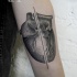 nuovo stile linee nere cuore tatuaggio avambraccio