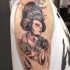 nuovo stile geisha con macchina fotografica tatuaggio a mezza manica