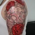 Tatuaje en el brazo, calavera de azúcar en estilo nuevo