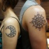 nuovo stile sole e luna tatuaggio sulla spalla