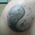Tatuaje en el hombro, yin yang agrietado