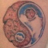 Tatuaje en el hombro, yin yang de dos elementos