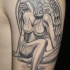 Tatuaje en el brazo, chica atractiva con alas