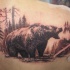 Tatuaje en la espalda,
oso pardo grande en el bosque