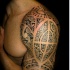 bello nero polinesiano tatuaggio sulla spalla