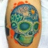 Tatuaje  de calavera de azucar de colores azul y verde
