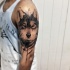 Bonito estilo de dibujos animados tatuaje de brazo negro de tinta negra de la cabeza de lobo