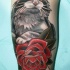 bel gatto con rosa rossa tatuaggio  su braccio
