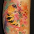 Tatuaggio pittoresco sulla gamba  l'ape colorata