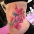 Schöne bunte Blumen Tattoo an Rippen