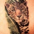 Tatuaje  de leopardo grácil en arbusto