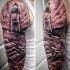 Tatuaje en el brazo,
faro con barco pequeño colores negro blanco