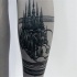 Tatuaje en el antebrazo, castillo grande magnífico de tinta negra