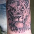 Tatuaje en la muñeca, león viejo sabio