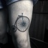 Tatuaje en el muslo,  bicicleta de circo simple