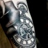 Tatuaje  de reloj vintage realista en el brazo