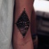 Tatuaje en el antebrazo,  constelación estilizada interesante