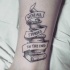 Tatuaje en la pierna,
 pila de libros diferentes con cinta