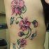 belli orchidee rosa con farfalle tatuaggio sulle costole