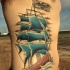 Tatuaggio colorato sul fianco la nave a vela dei pirati