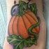 Tatuaje en el pie,
calabaza simple con tallo