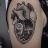 Tatuaje en el hombro,
corazón con ciudad París en él