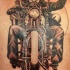 Tatuaje en la espalda,
viejo motorista en su moto