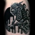 Tatuaje  de Godzilla peligrosa en la ciudad, dibujo de comics viejos