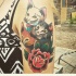 Tatuagem de ombro colorido estilo cartoon de gatinhos fofos com rosa