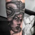 Tatuaje en el antebrazo,
cara de Medusa  Gorgona mala, estilo viejo