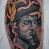 Tatuaje en la pierna, estatua de Medusa Gorgona horrorosa