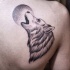 Tatuaje en el hombro, lobo que aúlla a la luna