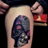 Tatuaje en el muslo,  casco de Darth Vader con dibujo de estrella de la muerte y emperador