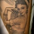Tatuaje  de chica adorable pin up en el muslo