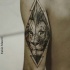 Tatuaje de brazo con estilo de punto de aspecto antiguo de retrato de león