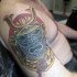 Tatuaje en el brazo, máscara negra de samurái, estilo old school