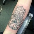 Tatuaje en el antebrazo,
jamsa clásica de colores negro blanco