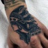 Tatuaje en la mano,  mujer india bonita de perfil, old school negro blanco