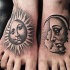 Tatuaje en los pies, sol y luna, vieja escuela