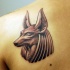 Oldschool schwarzes kleines Rücken Tattoo mit Anubis Gott Statuenkopf