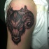 Tatuaje en el brazo,
 aries  demoniaco con ojos rojos