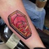 Tatuaje en el antebrazo, ataúd decorado con rosa, old school