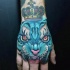 Tatuaje en la mano,  tigre azul peligroso con corona preciosa