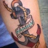 Tatuaje en el antebrazo, ancla hermosa con cuerda y letrero familia