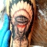 Tatuaje en el antebrazo, indio severo con lobo y atrapasueños