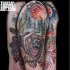 Tatuaje en el brazo, oso pardo feroz en el bosque