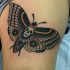 Tatuaje en el muslo, 
polilla misteriosa docorada con cráneo, estilo old school