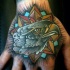 Oldschool Emblem geformtes Hand Tattoo mit Adlerkopf und Stern